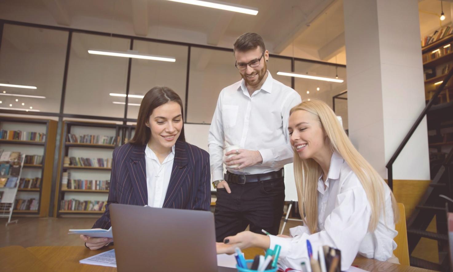 Espace de travail moderne pour consultation financière personnalisée