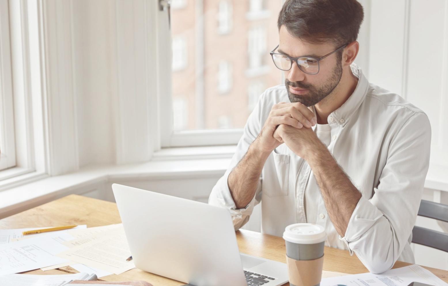 Salle de formation avec participants travaillant en groupe sur des exercices pratiques