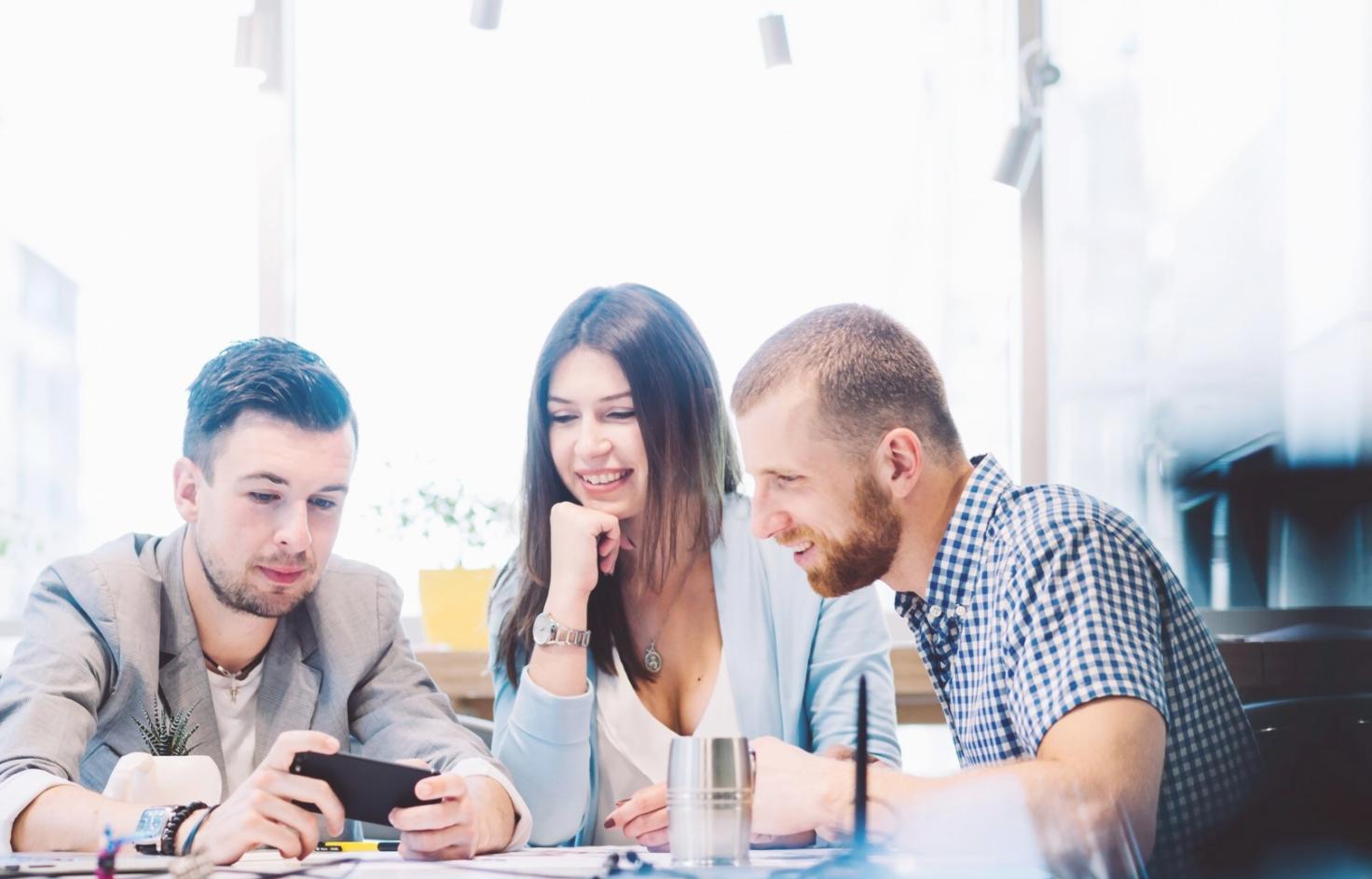 Participant travaillant sur un cas pratique de consolidation budgétaire lors d'un atelier